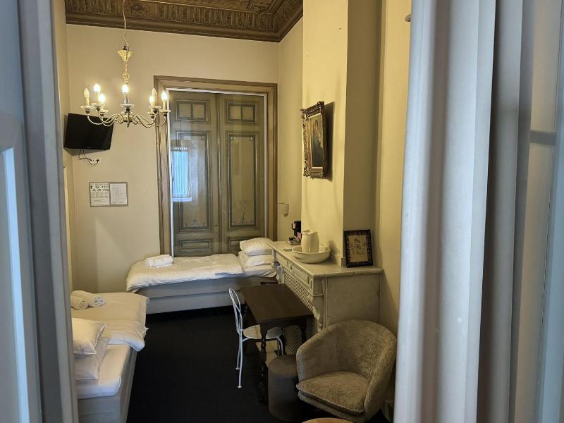 Standard Quadruple Room image 3
