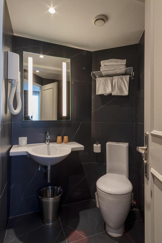 Classic Double or Twin Room image 4