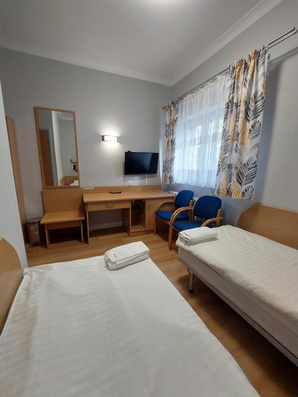 Twin Room image 3