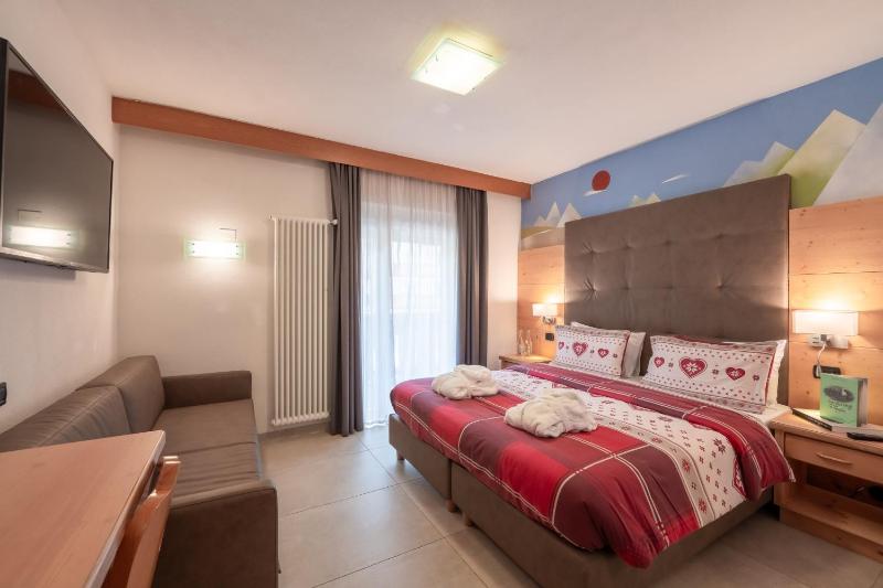 Deluxe Double Room image 1