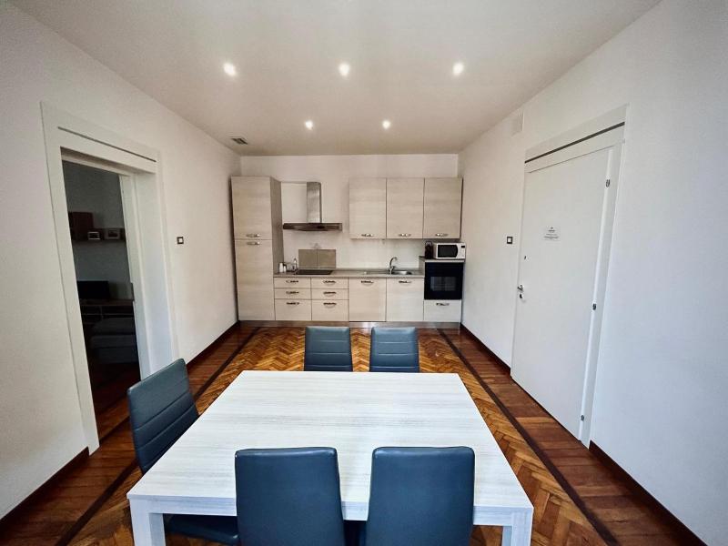 One-Bedroom Deluxe Apartment image 4