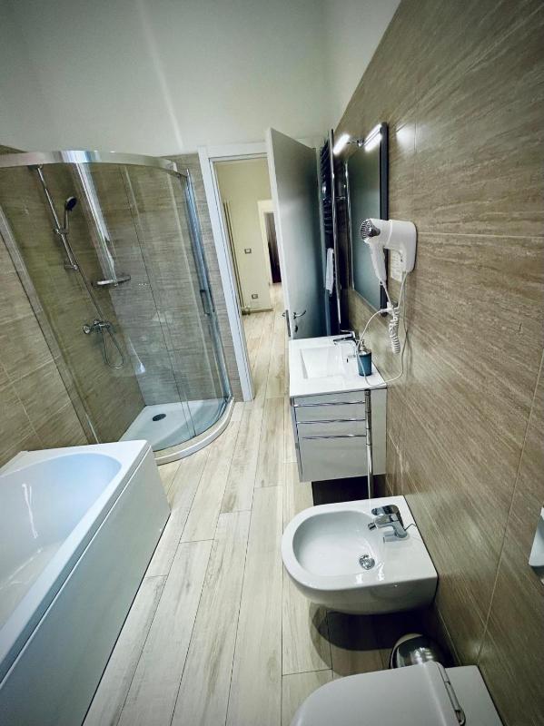 One-Bedroom Deluxe Apartment image 2