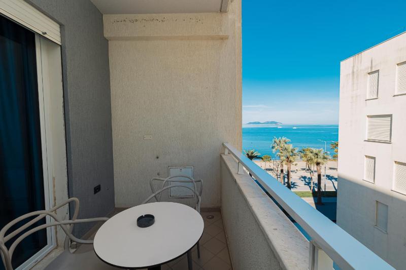 Triple Room with balcony and side Sea View image 1