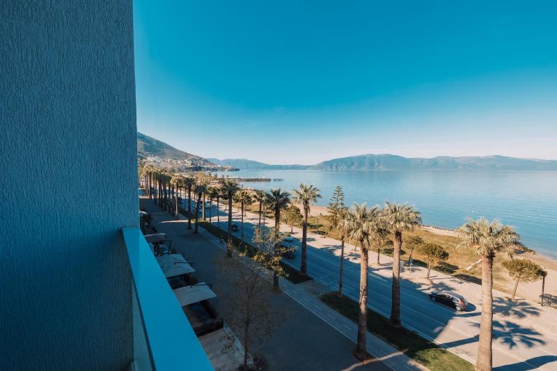 Triple Room with Balcony and Sea View image 4