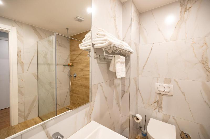 Double Room with Balcony and Sea View image 2
