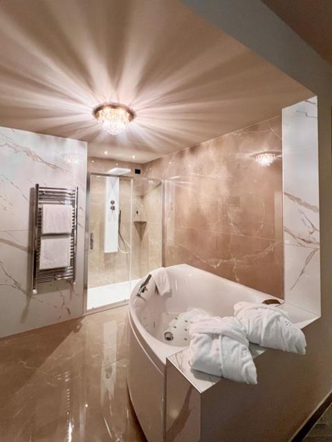 Double Room with Spa Bath image 1