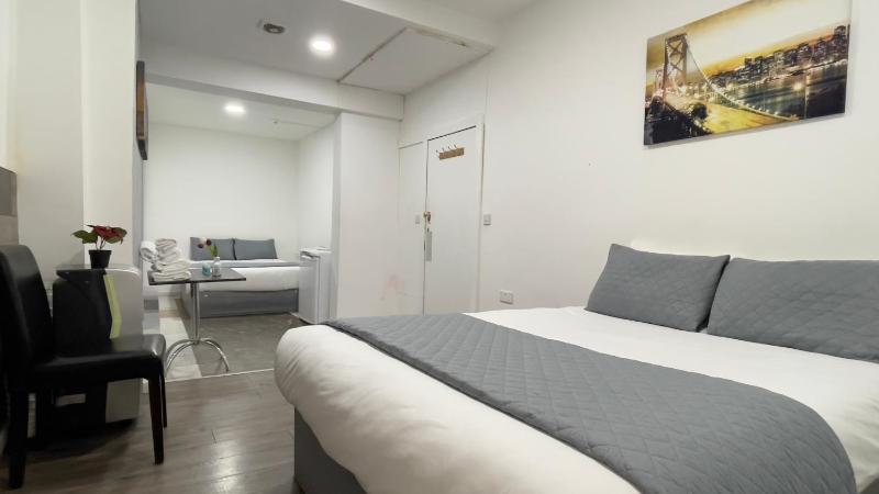 Economy Quadruple Room image 1