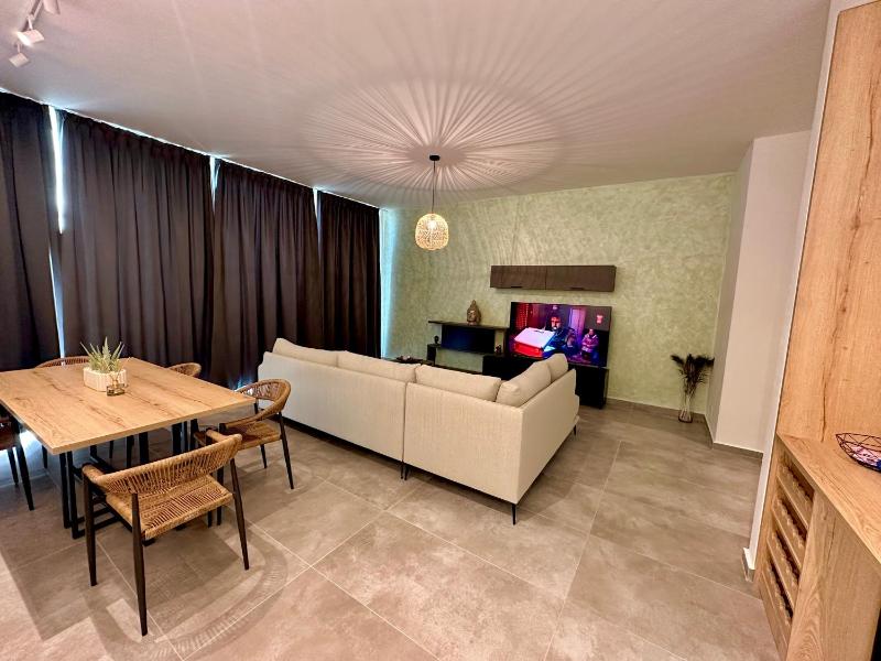 Queen’s Luxury Vila 111/A - image 2