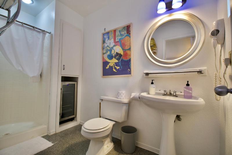Superior Private Room with Queen Bed & Twin Bed - Ensuite Bathroom image 4