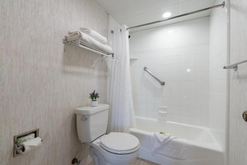 Queen Room image 3