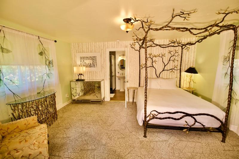 Superior Private Queen Room with Ensuite Bathroom image 1
