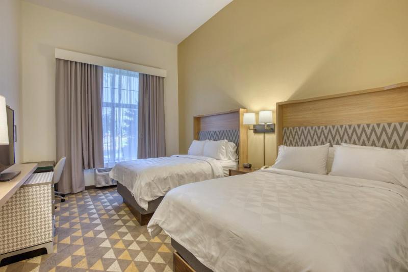 Standard Queen Room with Two Queen Beds - Top Floor image 4