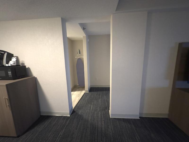 Deluxe King Room - Non-Smoking image 2