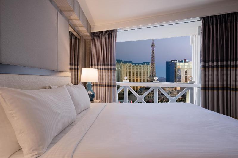 Julius Corner Studio Suite King Strip View Non-Smoking