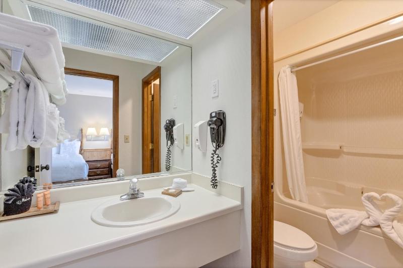 Queen Room with Two Queen Beds with Fireplace 11 image 3