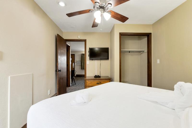 Two Room Jacuzzi Suite 07 image 4