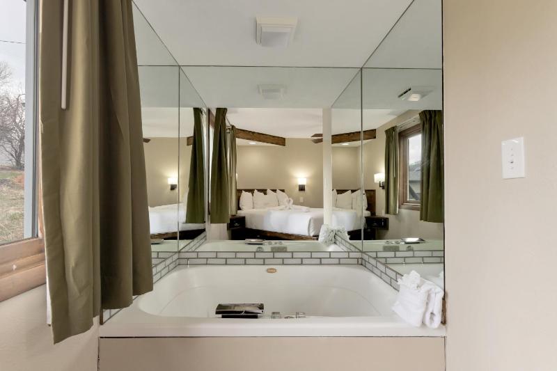 Two Room Jacuzzi Suite 07 image 3