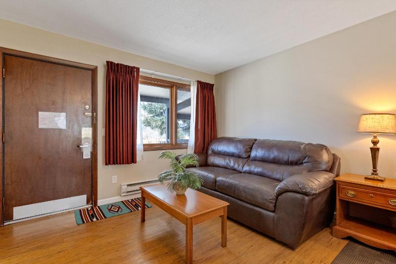 Standard King Room 01 image 4