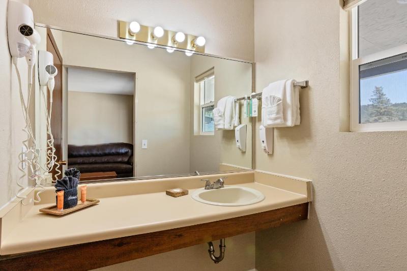 Standard King Room 01 image 3
