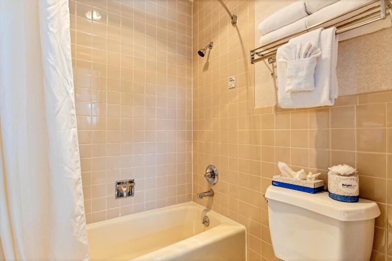 Standard King Room 01 image 2