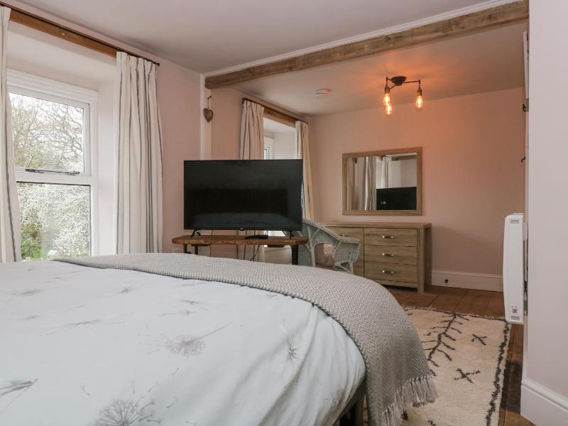 Woodbine Cottage - image 28