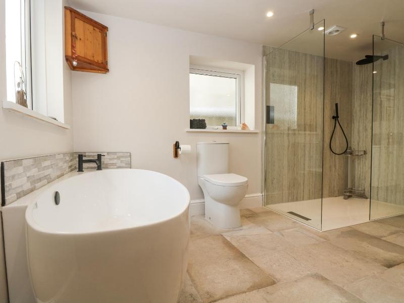Woodbine Cottage - image 23