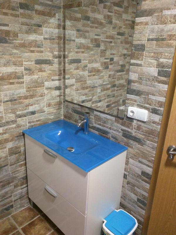 Basic Triple Room with Shared Bathroom image 2