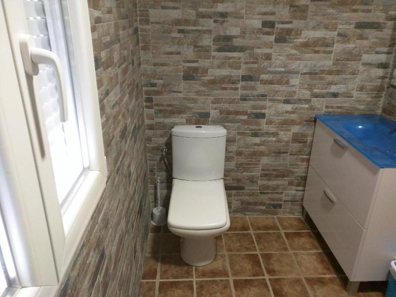 Basic Triple Room with Shared Bathroom image 3