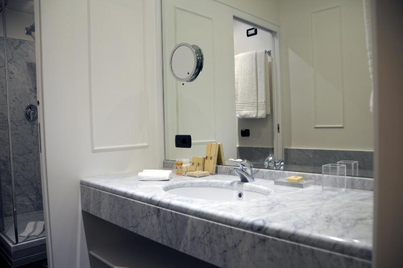 Suite white image 4
