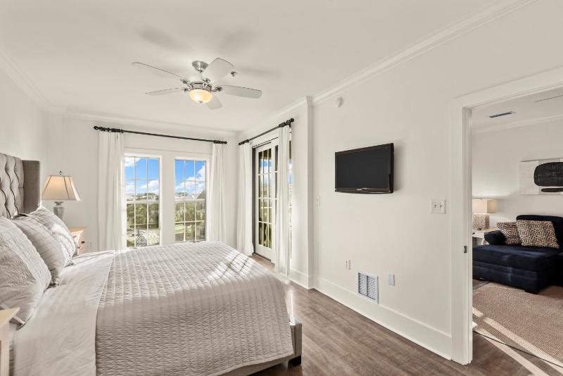 Newly Renovated Village Condo! Easy Beach & Pool Access! - image 30