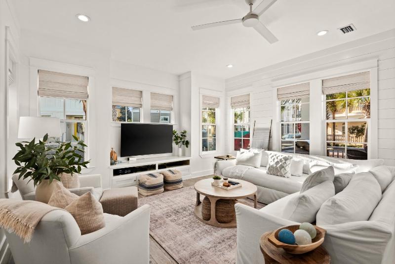 Katmanblu - Over 45 Five Star Reviews! Custom-Built! Easy Beach & Pool Access! - image 4