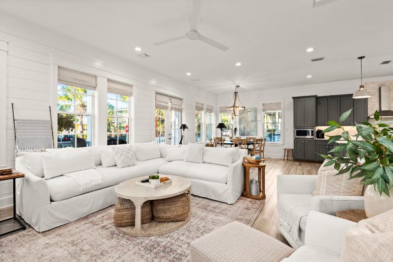 Katmanblu - Over 45 Five Star Reviews! Custom-Built! Easy Beach & Pool Access! - image 12
