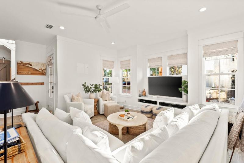 Katmanblu - Over 45 Five Star Reviews! Custom-Built! Easy Beach & Pool Access! - image 7