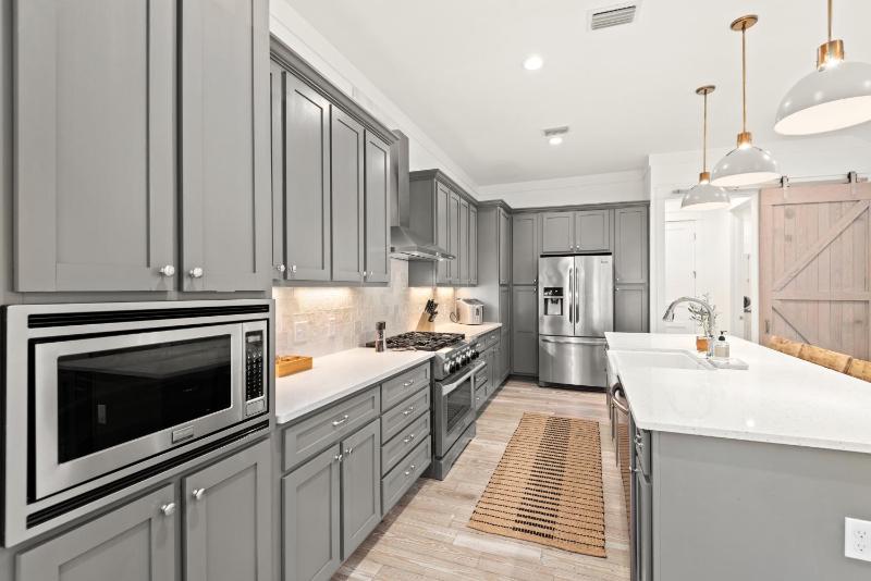 Katmanblu - Over 45 Five Star Reviews! Custom-Built! Easy Beach & Pool Access! - image 17