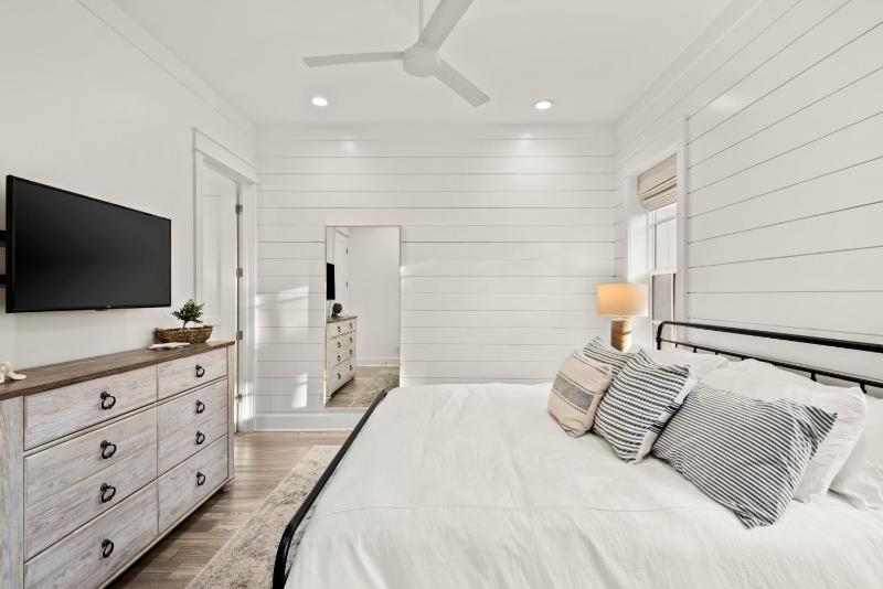 Katmanblu - Over 45 Five Star Reviews! Custom-Built! Easy Beach & Pool Access! - image 34