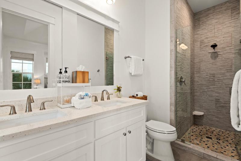 Katmanblu - Over 45 Five Star Reviews! Custom-Built! Easy Beach & Pool Access! - image 40