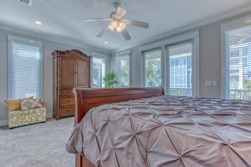 50 yards to the Seacrest lagoon Pool Walking distance to the beach! - image 3