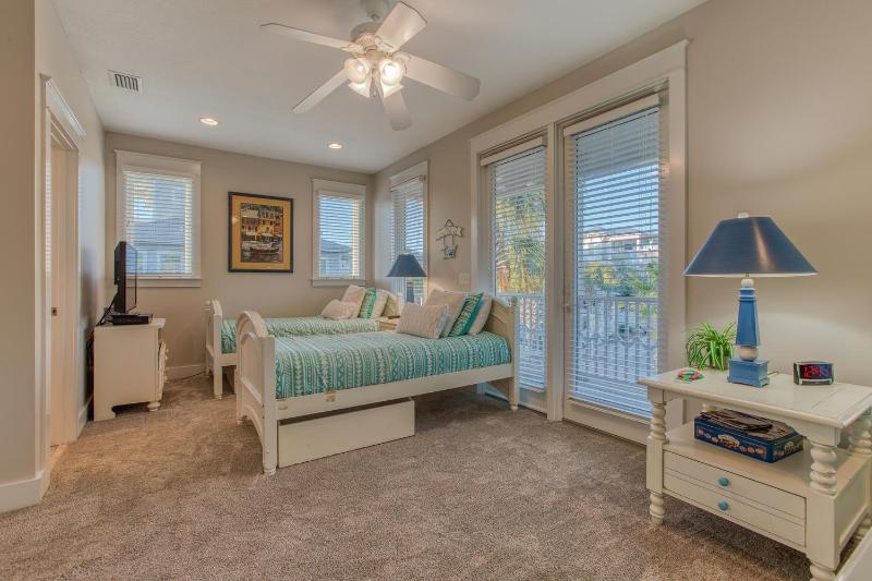 50 yards to the Seacrest lagoon Pool Walking distance to the beach! - image 8