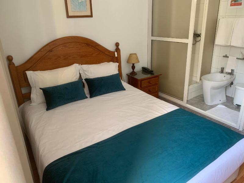 Double Room with Shared Bathroom and Private Shower image 3