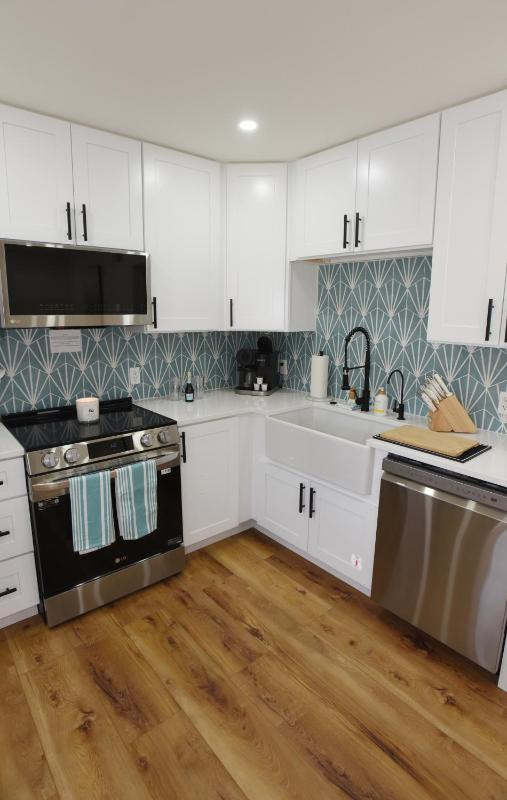 Tradewinds Cottage Completely Renovated Easy Beach & Pool Access - image 8