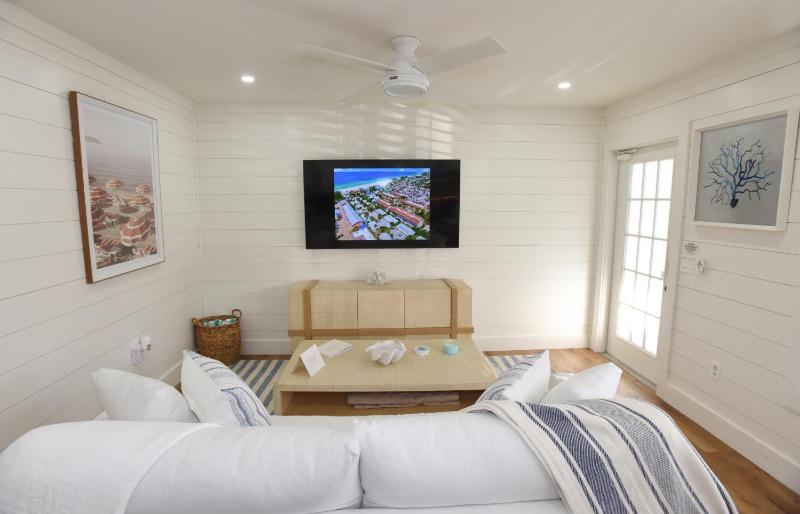Tradewinds Cottage Completely Renovated Easy Beach & Pool Access - image 3