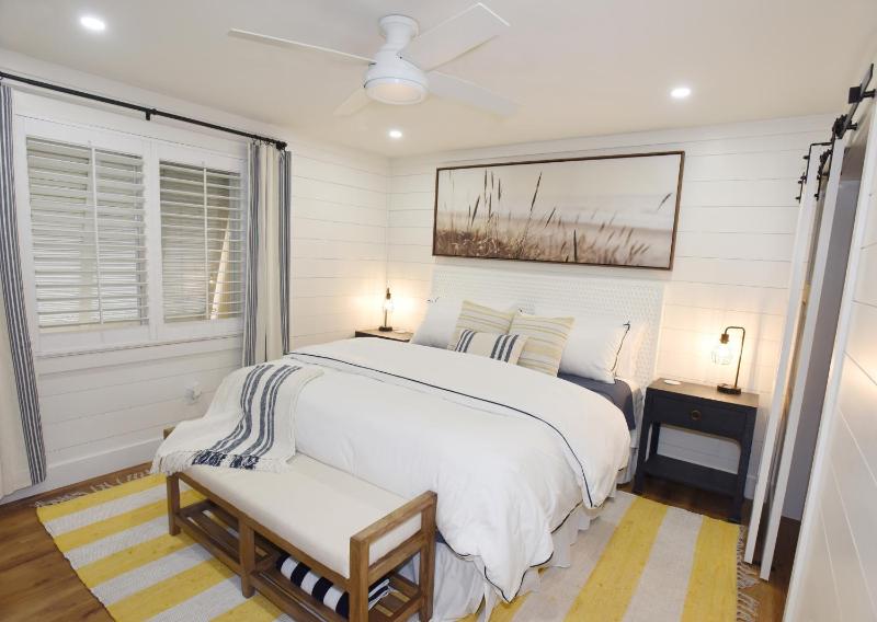 Tradewinds Cottage Completely Renovated Easy Beach & Pool Access - image 30