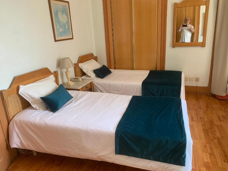 Twin Room image 3