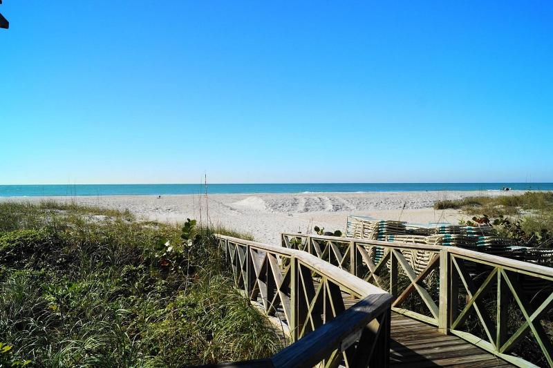 Tradewinds Cottage Completely Renovated Easy Beach & Pool Access - image 26