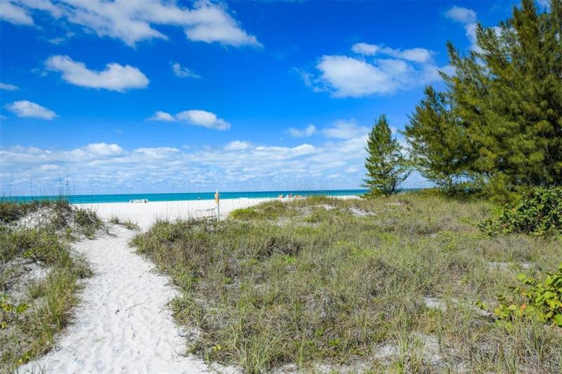 Tradewinds Cottage Completely Renovated Easy Beach & Pool Access - image 48