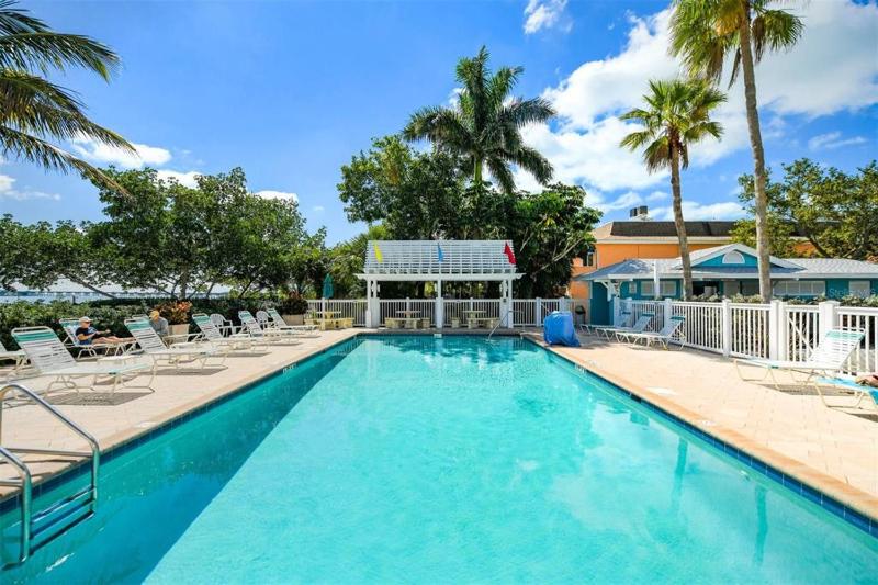 Tradewinds Cottage Completely Renovated Easy Beach & Pool Access - image 49
