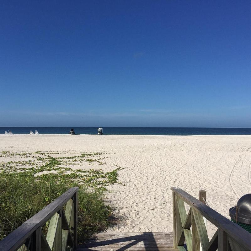 Tradewinds Cottage Completely Renovated Easy Beach & Pool Access - image 13