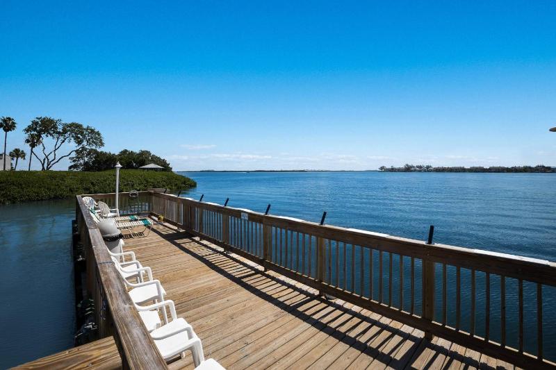 Tradewinds Cottage Completely Renovated Easy Beach & Pool Access - image 39