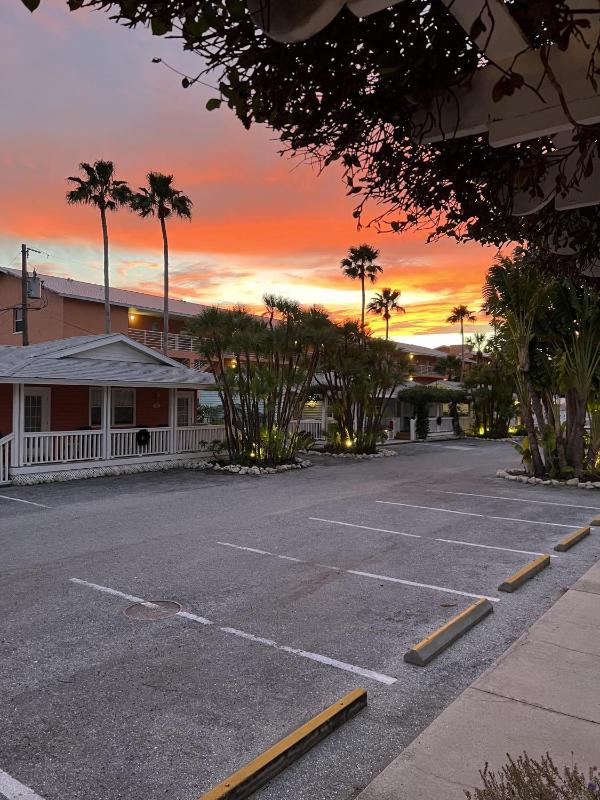 Tradewinds Cottage Completely Renovated Easy Beach & Pool Access - image 7