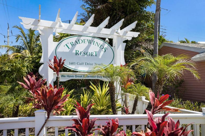 Tradewinds Cottage Completely Renovated Easy Beach & Pool Access - image 6